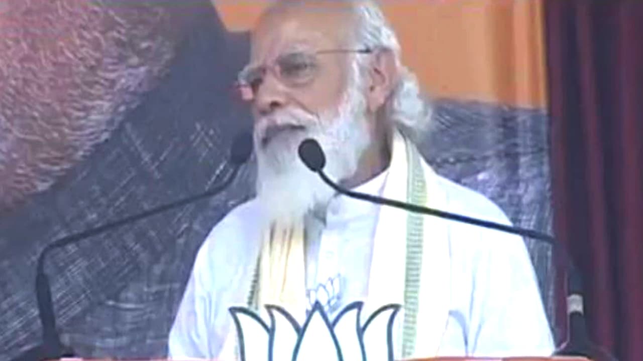 Bihar Election 2020: PM Modi ने मुजफ्फरपुर सभा के दौरान एक कार्यकर्ता की लंबाई देख दी खिलाड़ी बनने की सलाह