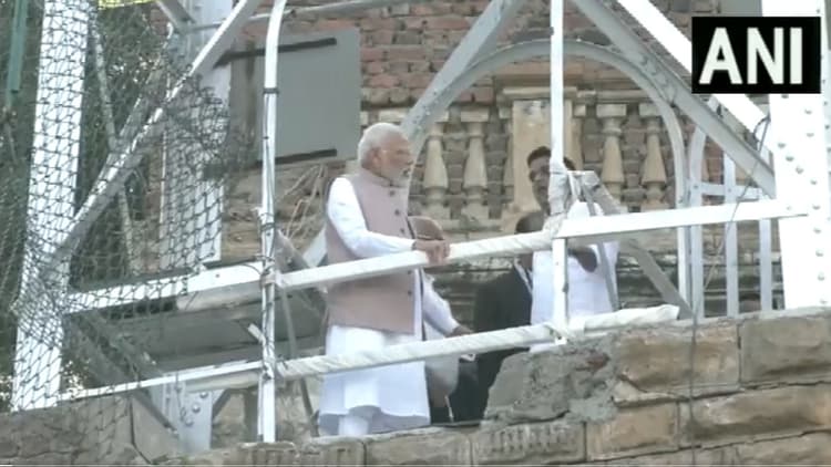 Morbi Bridge Collapse: PM मोदी ने हादसे वाली जगह का किया मुआयना, अस्पताल पहुंचकर घायलों से की मुलाकात