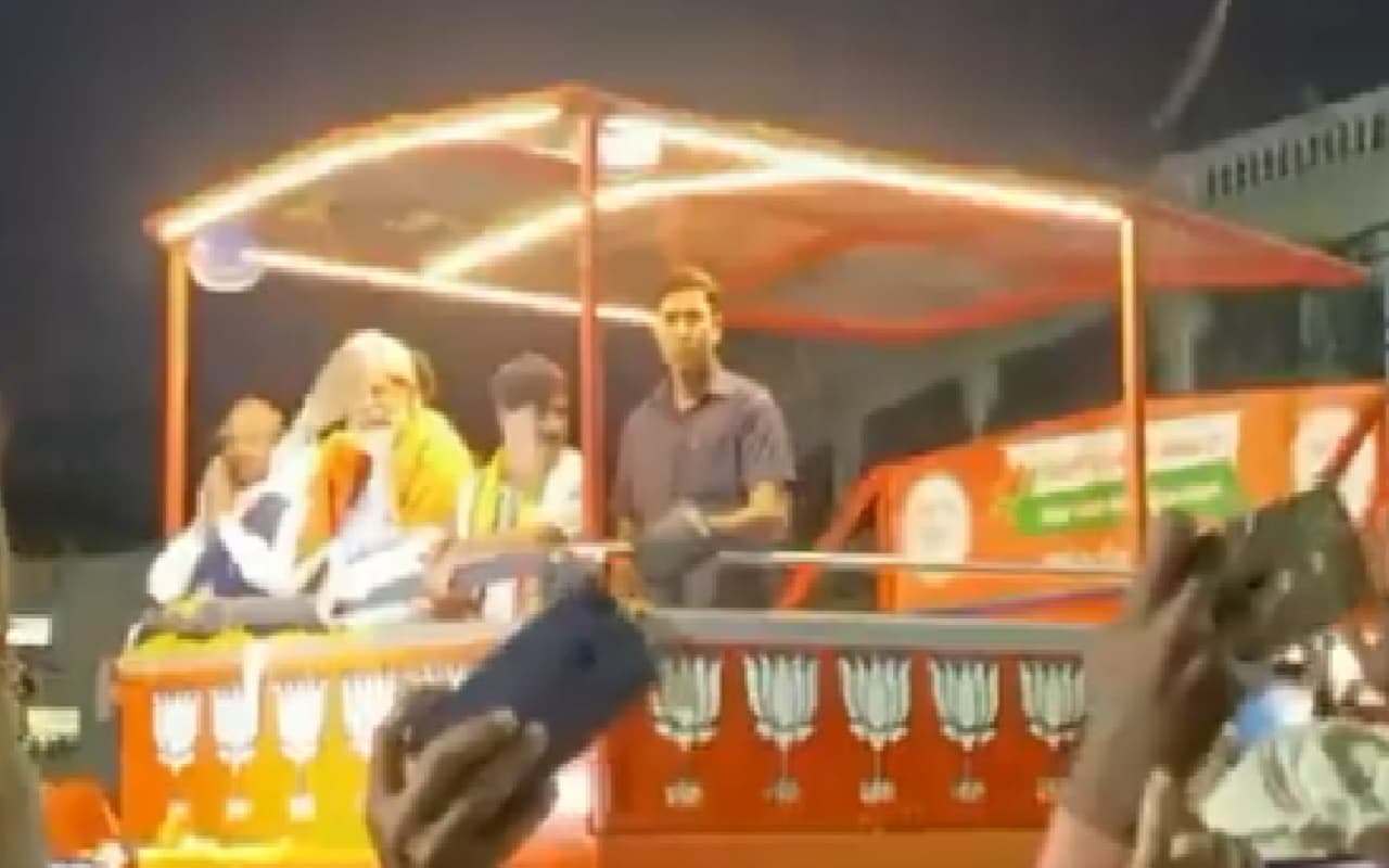 कर्नाटक में पीएम मोदी की सुरक्षा में चूक, रोड शो के दौरान गाड़ी में फेंका गया मोबाइल