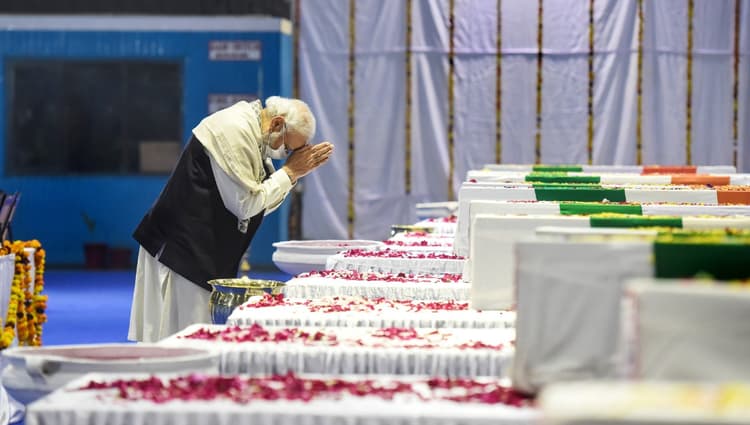 प्रधानमंत्री नरेंद्र मोदी ने जनरल बिपिन रावत, पत्नी मधुलिका और 11 सैन्य अधिकारियों को दी श्रद्धांजलि