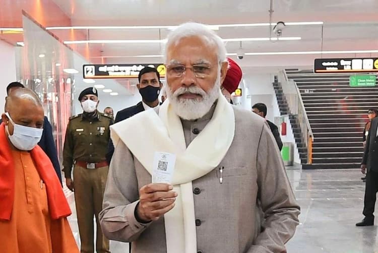 Viral News: PM नरेंद्र मोदी ने मेट्रो का टिकट खरीद दिखाई सादगी, ट्वीटर पर लोग बोले- महंगी कारों के हैं शौकीन