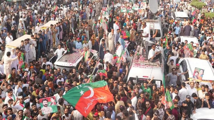 Pakistan: इमरान खान की रैली में हादसा, कवर करने आई महिला रिपोर्टर की कंटेनर के नीचे दबने से मौत