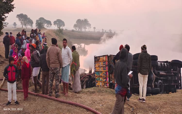 पाकुड़ के हिरणपुर में पटुआ लदे ट्रक में लगी भीषण आग, लाखों का हुआ नुकसान