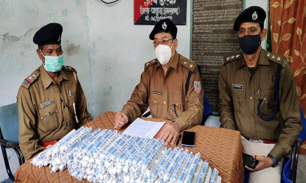 Crime News : बंगाल से सप्लाई होती अवैध विस्फोटक का जखीरा बरामद, पाकुड़ में 775 पीस हाई एक्सप्लोसिव जिलेटिन जब्त Crime News : बंगाल से सप्लाई होती अवैध विस्फोटक का जखीरा बरामद, पाकुड़ में 775 पीस हाई एक्सप्लोसिव जिलेटिन जब्त
