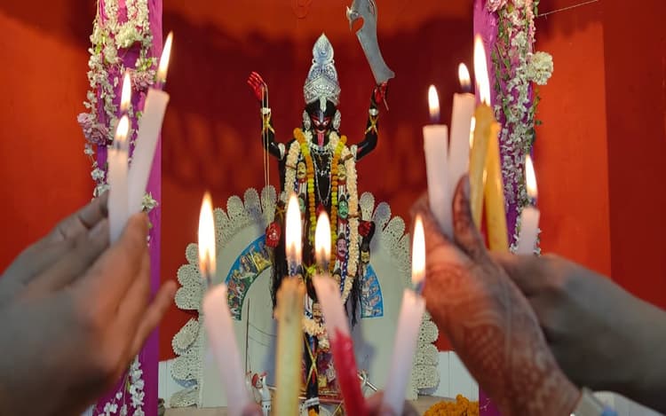 Jharkhand: मेदिनीनगर के बंगीय दुर्गा बाड़ी में 108 साल से हो रही है काली पूजा, देखें तस्वीरें