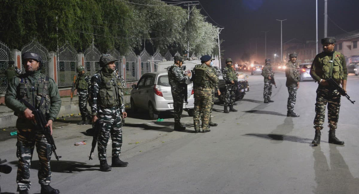 Pampore Encounter : लश्कर आतंकियों उमर मुश्ताक खांडे और शाहिद खुर्शीद डार को सुरक्षा बलों ने मार गिराया