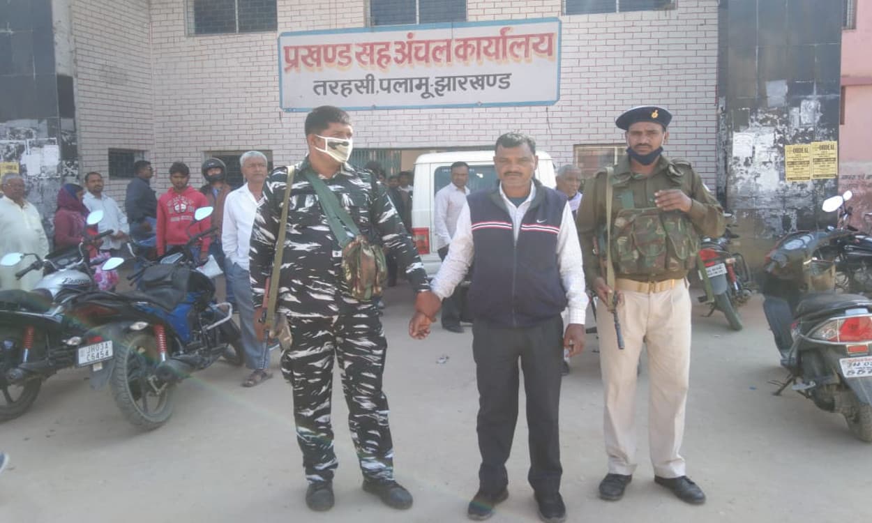 ACB की टीम ने पलामू के तरहसी पंचायत सेवक को घूस लेते किया गिरफ्तार, जानें किनसे मांगे थे पैसे