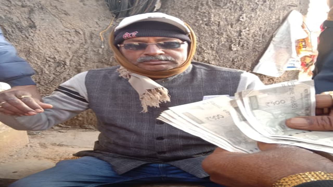 5000 रुपये घूस लेते पंचायत सेवक अशोक तिवारी को ACB ने किया गिरफ्तार, बड़कागांव ब्लॉक ऑफिस में मचा हड़कंप