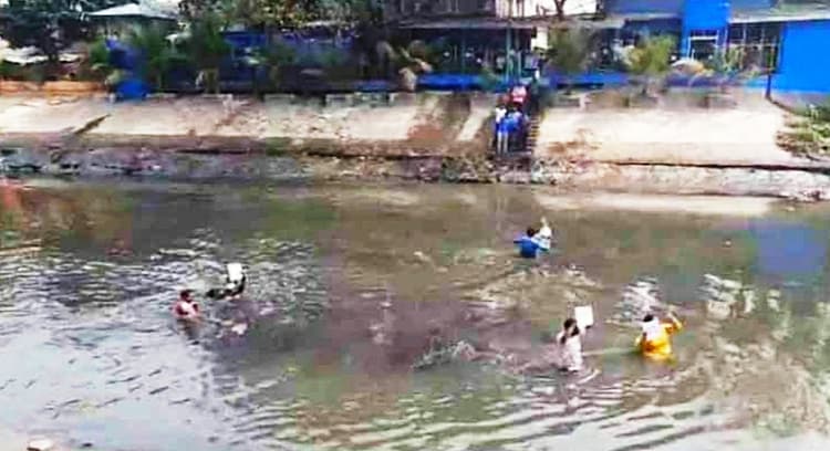 Exclusive VIDEO: ममता बनर्जी तक अपनी आवाज पहुंचाने के लिए गंदे नाले में कूदे पारा शिक्षक, हुआ ये हाल