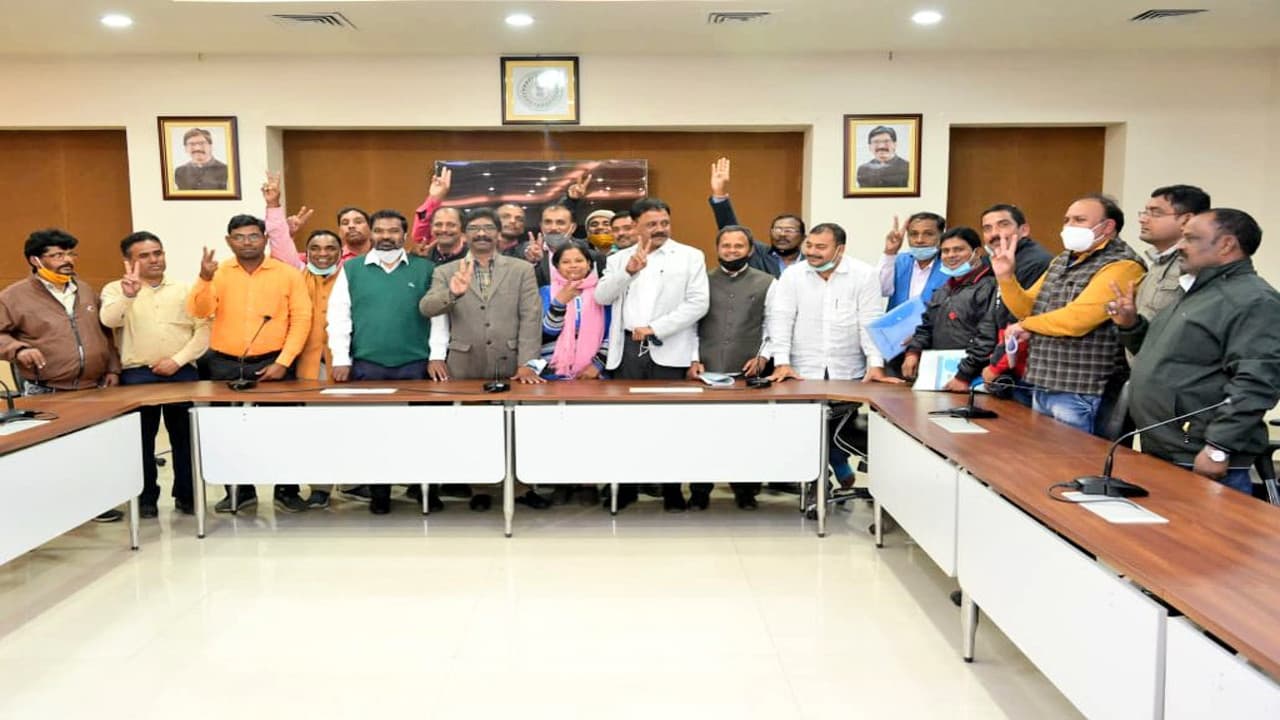 झारखंड के पारा शिक्षकों के लिए खुशखबरी, अब सहायक अध्यापक के नाम से जाने जायेंगे, सीएम हेमंत सोरेन ने की घोषणा