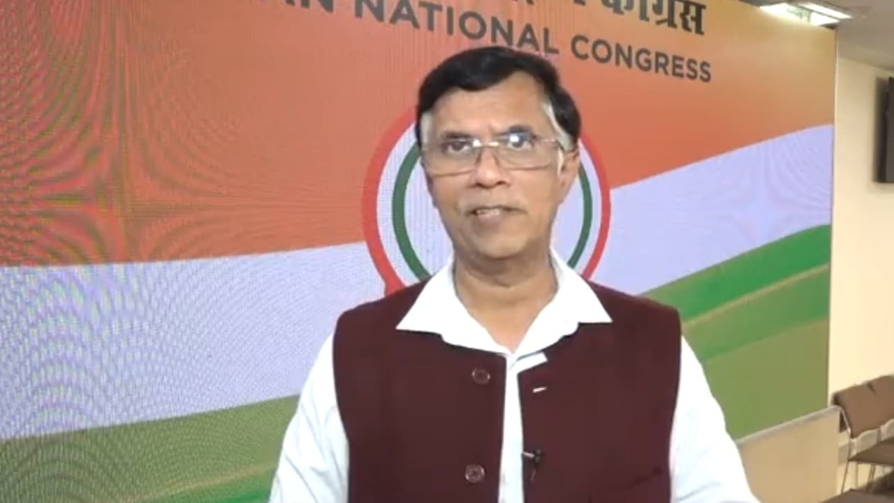 Congress: पवन खेड़ा की गिरफ्तारी पर विपक्ष हमलावर, गहलोत ने बताया ‘आपातकाल’, बघेल ने कहा ‘डरी हुई है BJP’