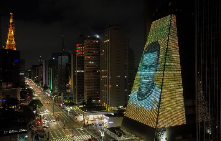 पेले के निधन पर शोक में डूबा ब्राजील, नये साल के जश्न पर पड़ा गहरा असर, समुद्र किनारे भी रोते दिखे लोग