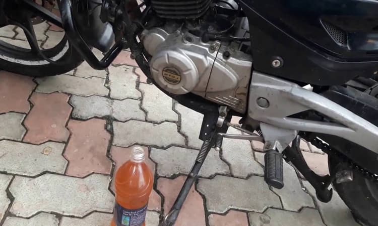 बाईक से पेट्रोल चोरी करते 4 नाबालिग को लोगों ने पकड़ा, किया पुलिस के हवाले