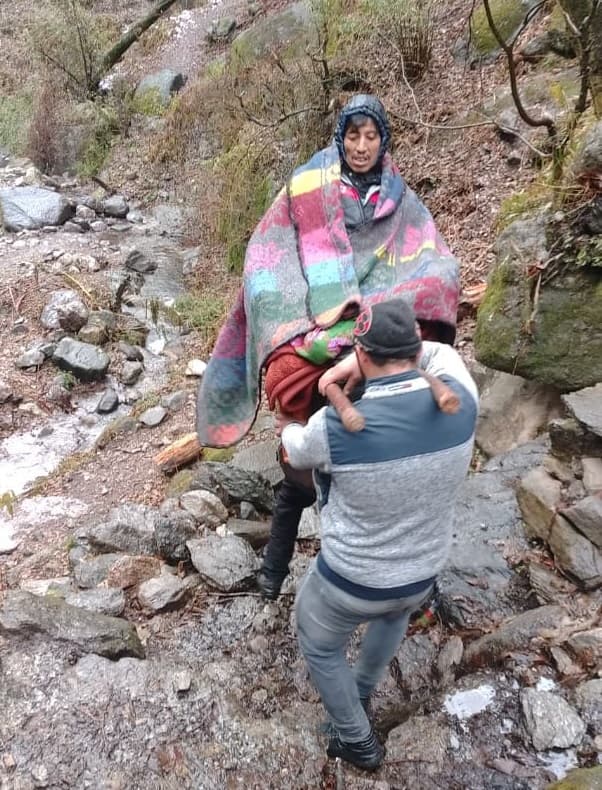 Himachal Pradesh: कुर्सी पर मरीज, उबड़खाबड़ रास्ते पर 7 किलोमीटर पैदल ले गए तब मिली सड़क फिर...