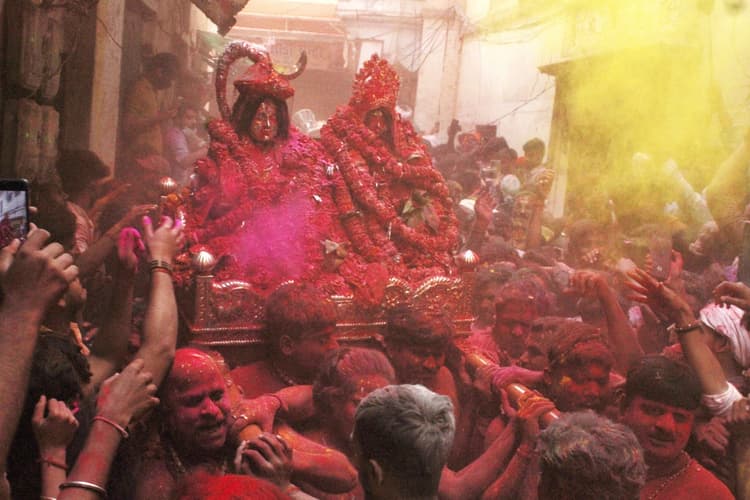 वाराणसी में रंगभरी एकादशीः पालकी पर होकर सवार, मां गौरा आईं ससुराल...खूब उड़ा अबीर और गुलाल