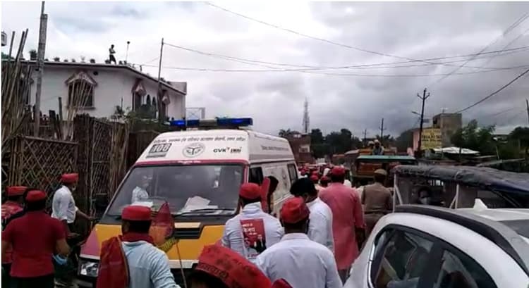 UP NEWS : ये क्या! सपा की साइकिल यात्रा पर निकले कार्यकर्ताओं ने मरीज ले जा रहे एंबुलेंस को लौटाया