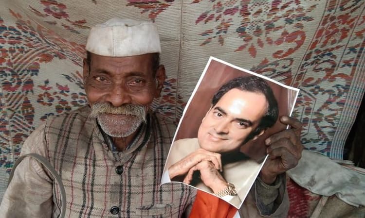 UP Election 2022: एक कार्यकर्ता ऐसा भी, कांग्रेस से इतना प्रेम... चुनाव हो ना हो, हर दिन करते हैं प्रचार