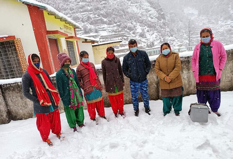 Uttarakhand: हौसले की मिसाल! बर्फबारी के बीच 20 किमी पैदल चलकर इस गांव पहुंची वैक्सीनेशन टीम