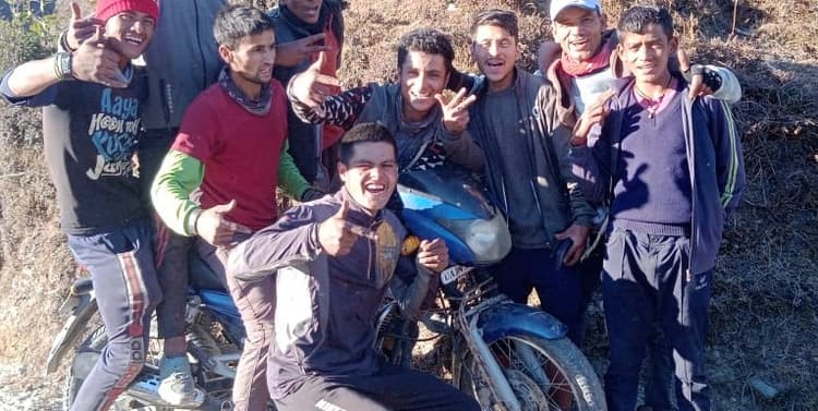 Uttarakhand: बाइक कंधे पर उठाया और पांच किमी की खड़ी चढ़ाई पार कर गांव पहुंचे छह युवक, जानें क्यों