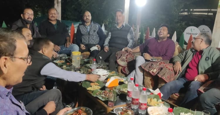 Uttarakhand: जमीन पर बैठकर मालू के पत्तल पर पहाड़ी भोजन का लुत्फ, नये साल को बनाएं यादगार