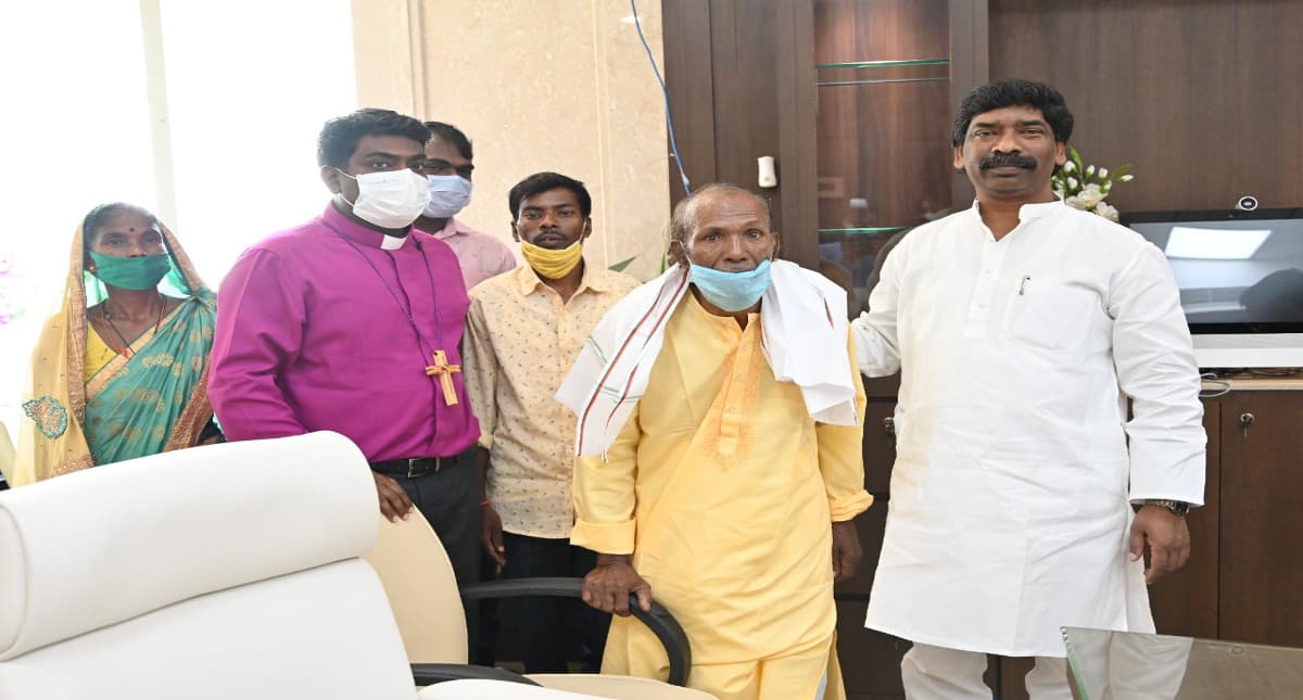 प्रभात खबर इम्पैक्ट : हेमंत सरकार के प्रयास से 30 साल बाद परिवार से मिले गुमला के फुचा महली, आंखें हुईंं नम