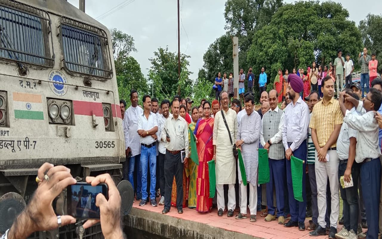 Railways News: गुमला के पोकला रेलवे स्टेशन में अब रूकेगी तपस्विनी एक्सप्रेस, सांसद व विधायक ने दिखायी हरी झंडी Railways News: गुमला के पोकला रेलवे स्टेशन में अब रूकेगी तपस्विनी एक्सप्रेस, सांसद व विधायक ने दिखायी हरी झंडी