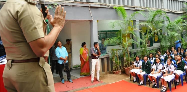 छात्रों को एजुकेशन टूर करायेगी पुलिस