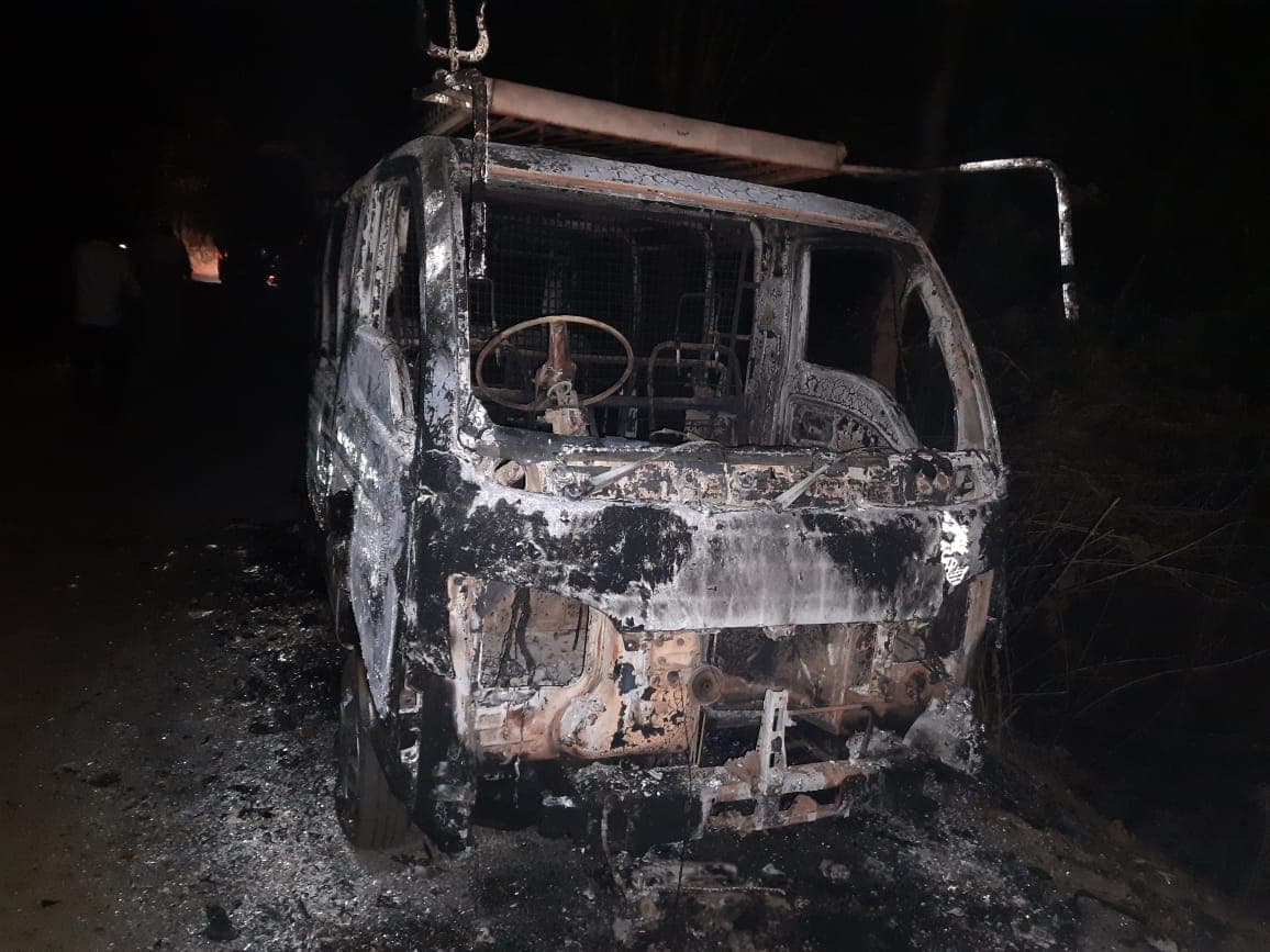 मतदान केंद्र पर भिड़े भाजपा-तृणमूल उम्मीदवार, माओवादियों ने लगायी थी पोलिंग पार्टी के वाहन में आग