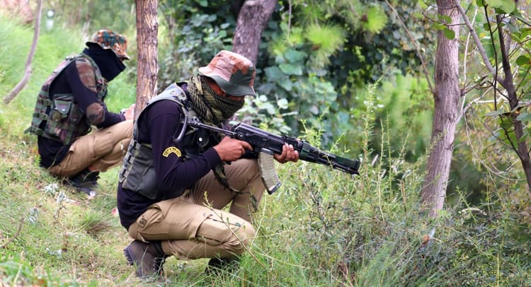 जम्मू कश्मीर मुठभेड़ : पुंछ और राजौरी में सर्च ऑपरेशन जारी, मां-बेटे समेत तीन लोग हिरासत में