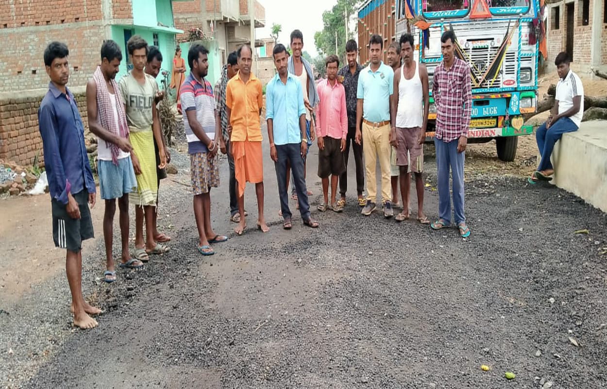 बनते ही उखड़ने लगा बड़काअहरा- सायल की सड़कें, ग्रामीणों ने जताया विरोध