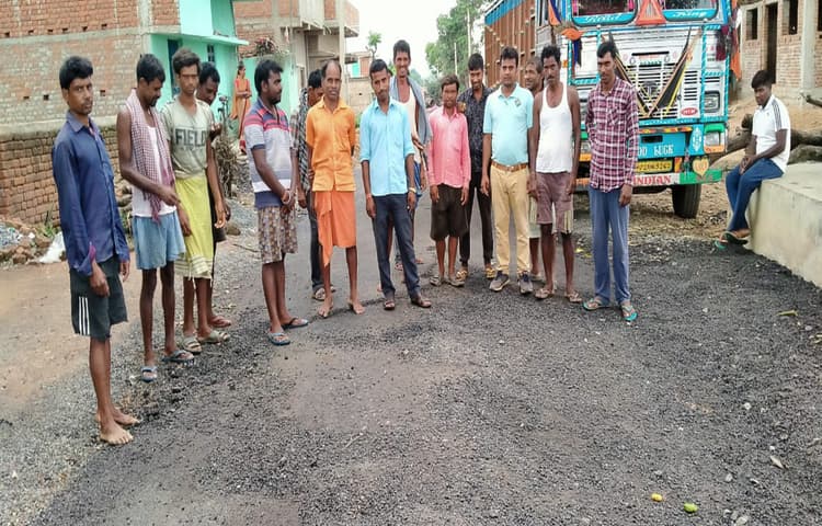 बनते ही उखड़ने लगा बड़काअहरा- सायल की सड़कें, ग्रामीणों ने जताया विरोध
