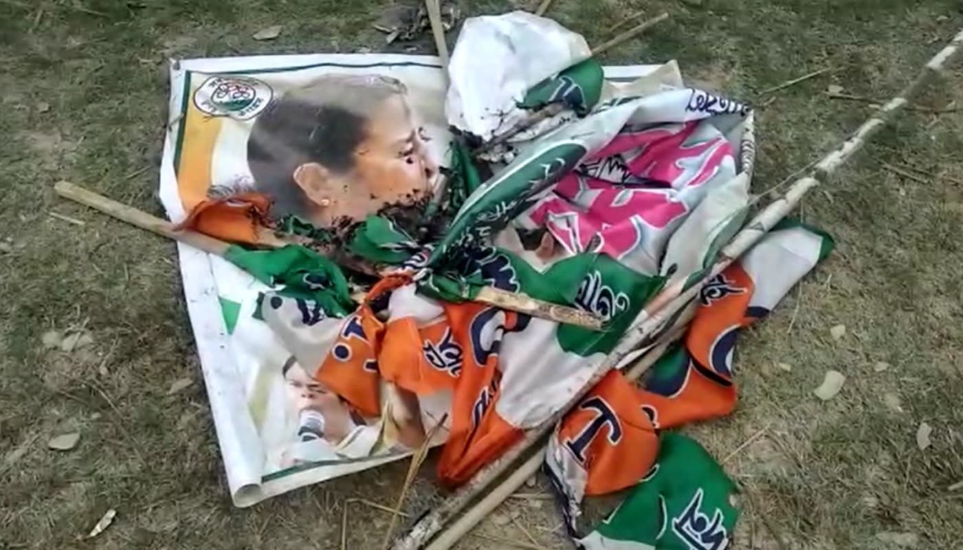 कूचबिहार में तृणमूल कार्यालय में तोड़फोड़, ममता बनर्जी का पोस्टर फाड़कर लगा दी आग कूचबिहार में तृणमूल कार्यालय में तोड़फोड़, ममता बनर्जी का पोस्टर फाड़कर लगा दी आग