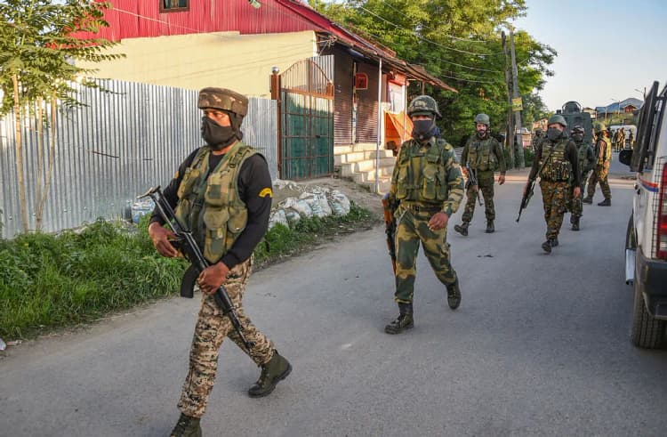 Jammu and Kashmir : जम्मू-कश्मीर के सोपोर में आतंकी हमला, एक पार्षद की मौत, एक जवान शहीद