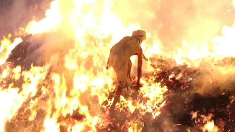 Holi 2022: धधकती आग में कूद गया पंडा, मथुरा में होलिका दहन के इस नजारे को देखकर आप भी रह जाएंगे दंग