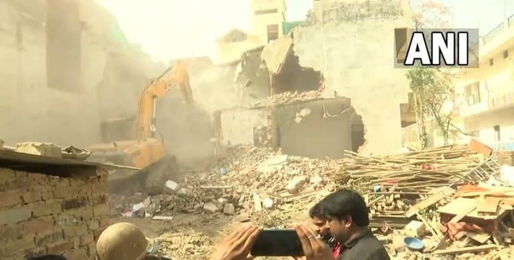 प्रयागराज में दंगे के मास्टरमाइंड जावेद के घर से मिले PFI के झंडे और आपत्तिजनक साहित्य, जांच हुई तेज