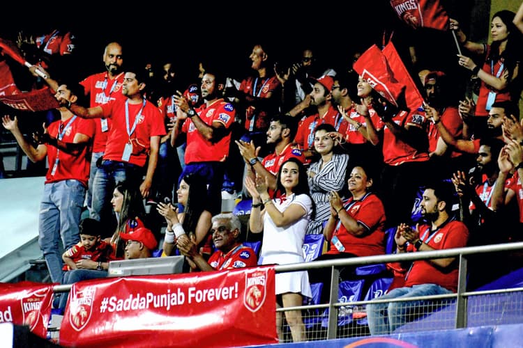 IPL 2022: पंजाब किंग्स को चीयर करने पहली बार स्टेडियम पहुंची प्रीति जिंटा, चौके-छक्के पर ऐसे मनाया जश्न