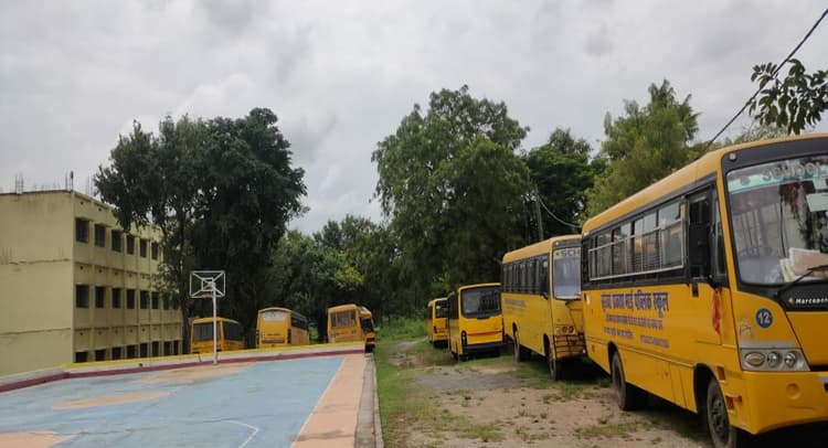 Jharkhand News: ढाई साल से स्कूलों में खड़ी बसों के नहीं चलने से मालिक परेशान, डिप्रेशन के हो रहे शिकार