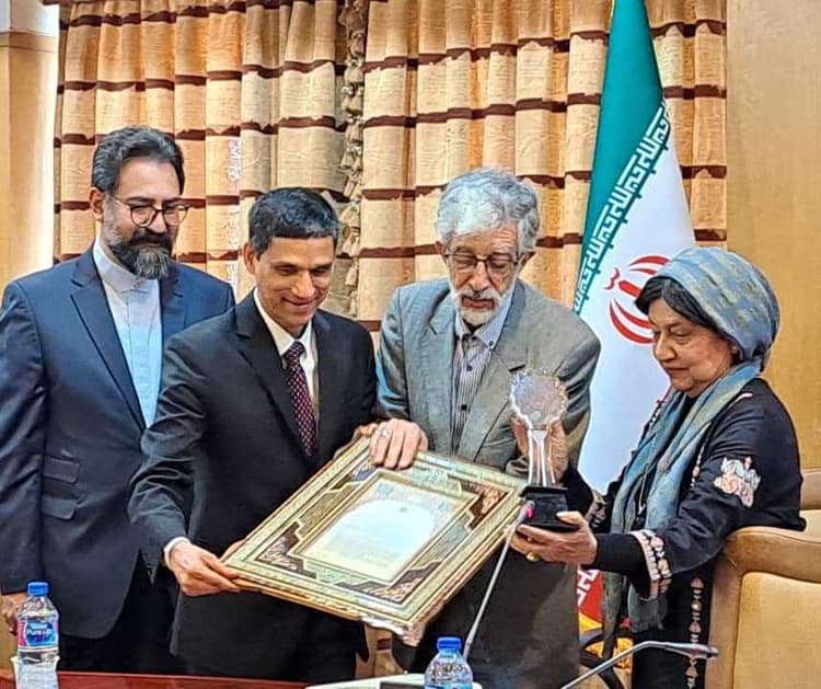 UP News: एएमयू की प्रोफेसर आजरमी दुख्त सफवी ईरान के प्रतिष्ठित 'फराबी पुरस्कार' से सम्मानित