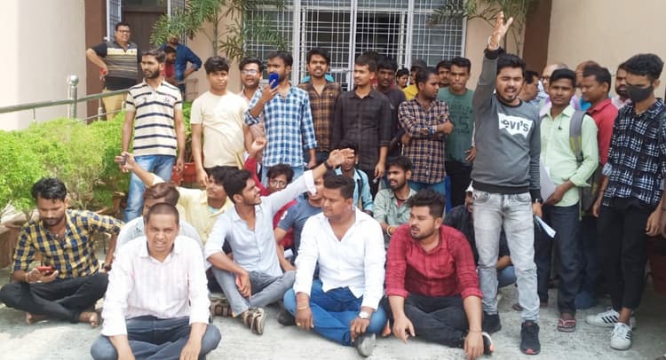 Purnea: स्नातक पार्ट 3 के रिजल्ट को लेकर छात्रों का हंगामा, विवि कर्मियों को परिसर छोड़ने पर किया मजबूर