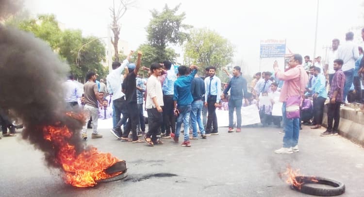 Purnea: पूर्णिया में खगड़िया इंजीनियरिंग कॉलेज के छात्रों का बवाल, आगजनी कर जाम की पूर्णिया-भागलपुर सड़क