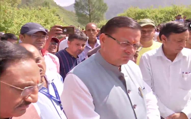 Uttarakhand : गढ़वाल के सिमड़ी गांव पहुंचे सीएम पुष्कर सिंह धामी, राष्ट्रपति ने संवेदना जतायी