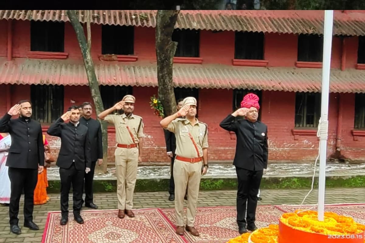 रांची डीसी राहुल कुमार सिन्हा ने किया ध्वजारोहण, नगर निगम, रिम्स, बीएयू व बीआईटी लालपुर में भी फहरा तिरंगा