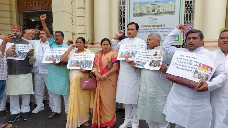 मॉनसून सत्र : अग्निपथ पर आखिरी दिन भी नहीं चल रहा सत्र, मार्शल ने विपक्षी दलों के छीने पोस्टर-बैनर