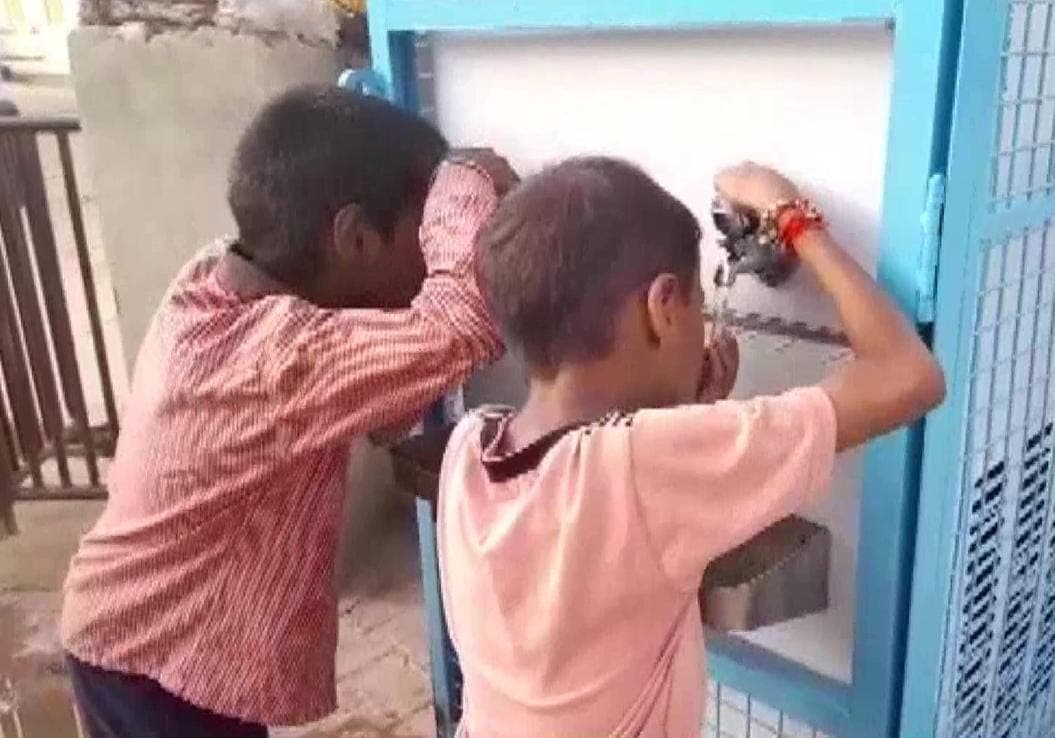 बरेली का आदर्श गांव भरतौल में प्राइमरी स्कूल के बच्चे करते हैं अंग्रेजी में बात, सभी पीतेे हैं RO का पानी