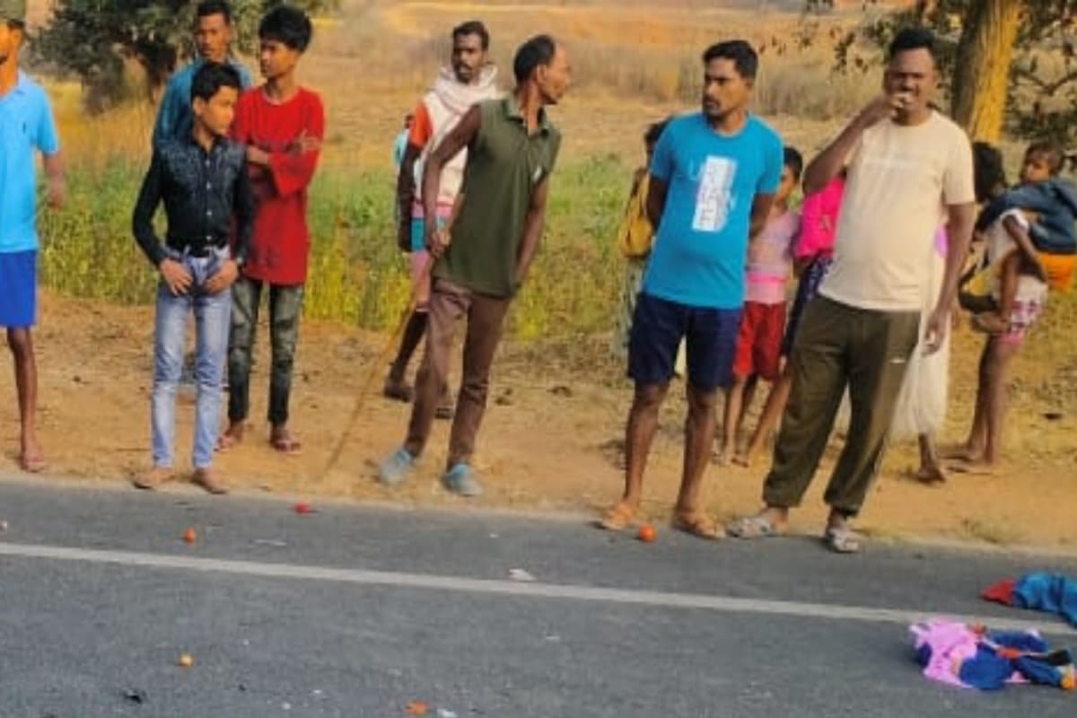 झारखंड: ट्रेलर ने बाइक सवारों को रौंदा, मां-पिता व बेटे की मौत, तीन साल की बिटिया रिम्स रेफर