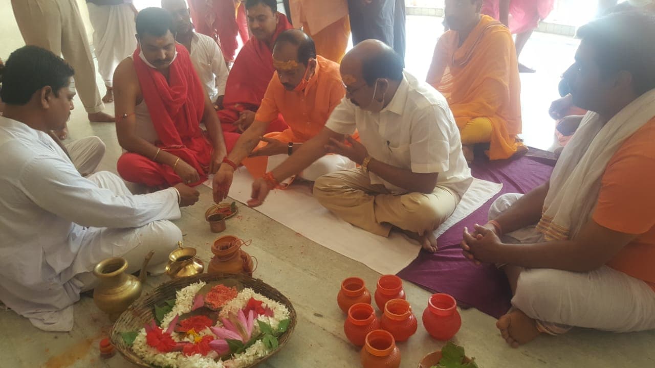 पूजा करने देवघर पहुंचे पूर्व मुख्यमंत्री को तीर्थ पुरोहितों ने घेरा, रघुवर दास ने लगाया मुख्य सचिव को फोन