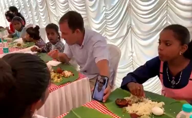 ईस्टर पर राहुल गांधी ने अनाथ बच्चों संग किया लंच, प्रियंका से फोन पर करायी बात, देखें VIDEO
