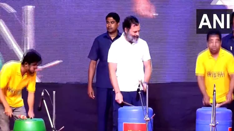 Maharashtra: सांस्कृतिक कार्यक्रम में शामिल हुए राहुल गांधी, कलाकारों के साथ बजाया ढोल