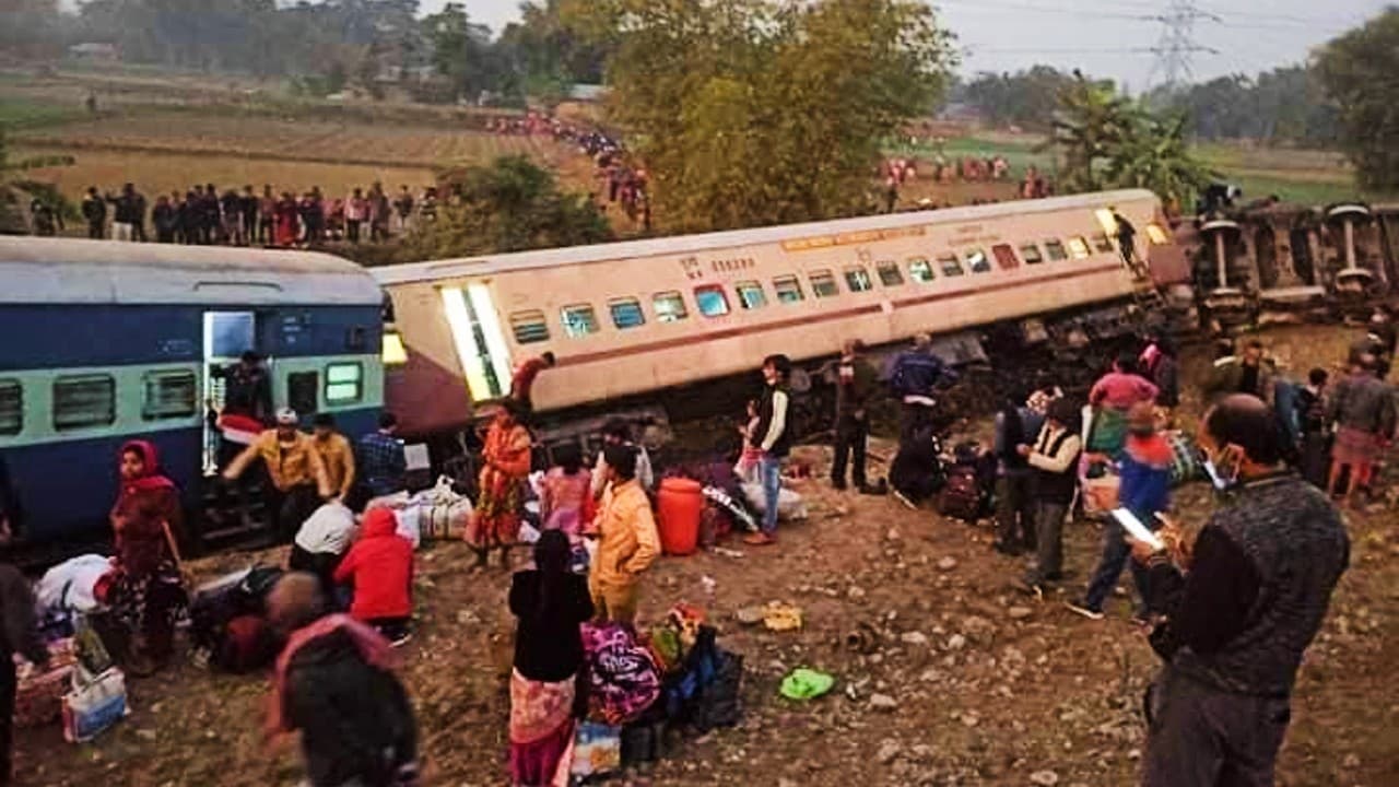 Guwahati Bikaner Train Accident : आगरा मंडल से सवार हुए थे 41 यात्री, सभी सही सलामत