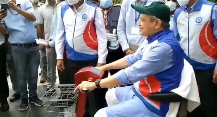 रेलवे के स्वच्छता पखवाड़ा पर नयी दिल्ली में रेल मंत्री अश्विनी वैष्णव ने स्टेशन को किया साफ, देखें Video